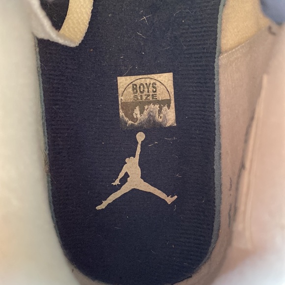 Air Jordan 4 retro( GS) just wear two times. Very good condition. - Picture 7 of 13